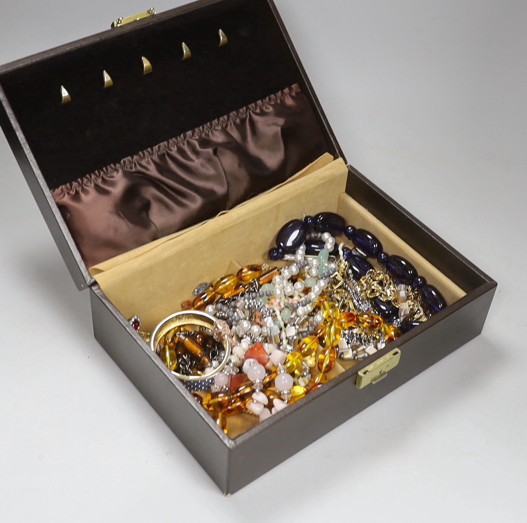 An early 20th century 9ct gold, bloodstone and carnelian set spinning fob and a quantity of mainly assorted costume jewellery.